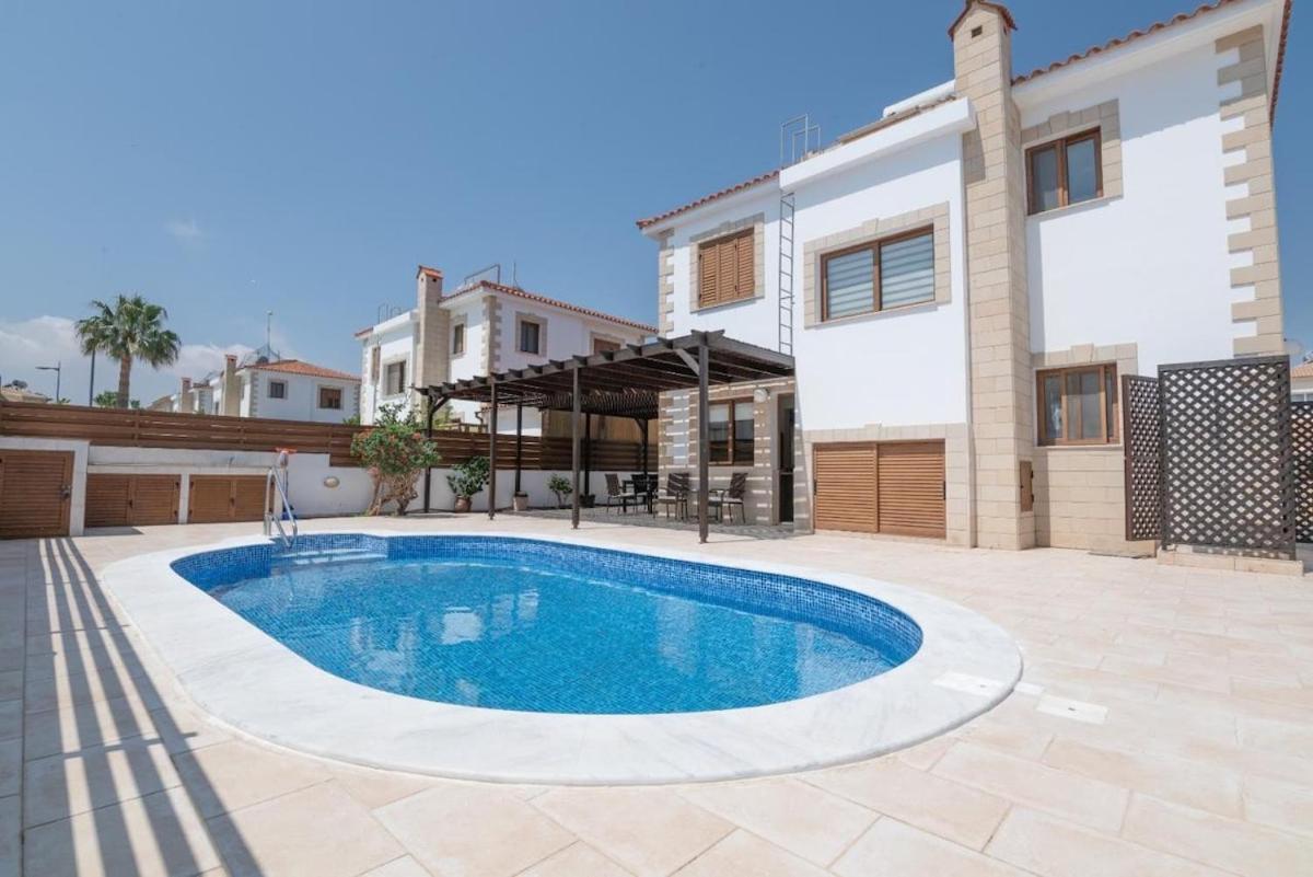 Malama 28 Ekaterina * Paralimni